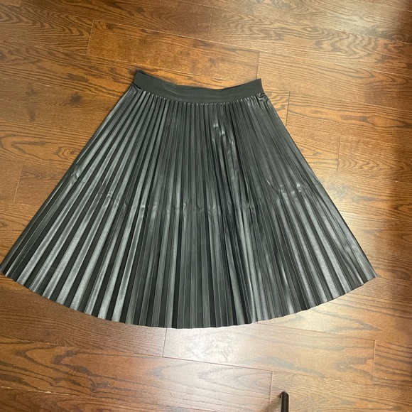 Joe Fresh Large Black Faux Leather Pleated Midi Skirt 🖤✨ - Picture 2 of 8